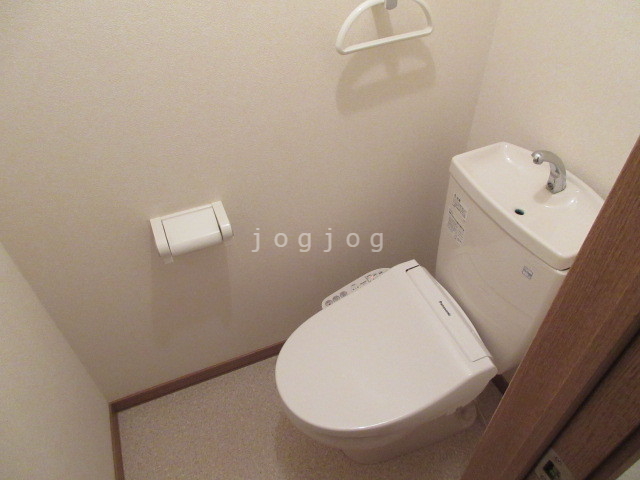 トイレ　嬉しい温水洗浄便座付きのトイレです。