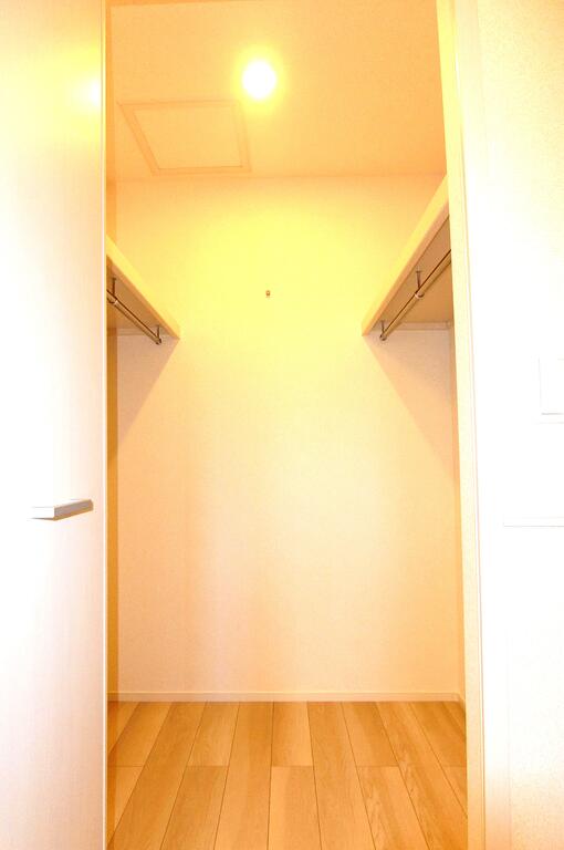 収納　同型物件の写真、配色に違いあり