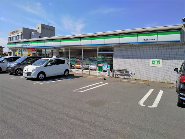 コンビニ　ファミリーマート　東温市役所前店（コンビニ）まで750m