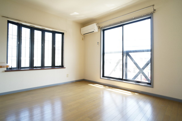 居室・リビング　洋室６帖　角部屋２面採光　大きな出窓で明るいお部屋です。