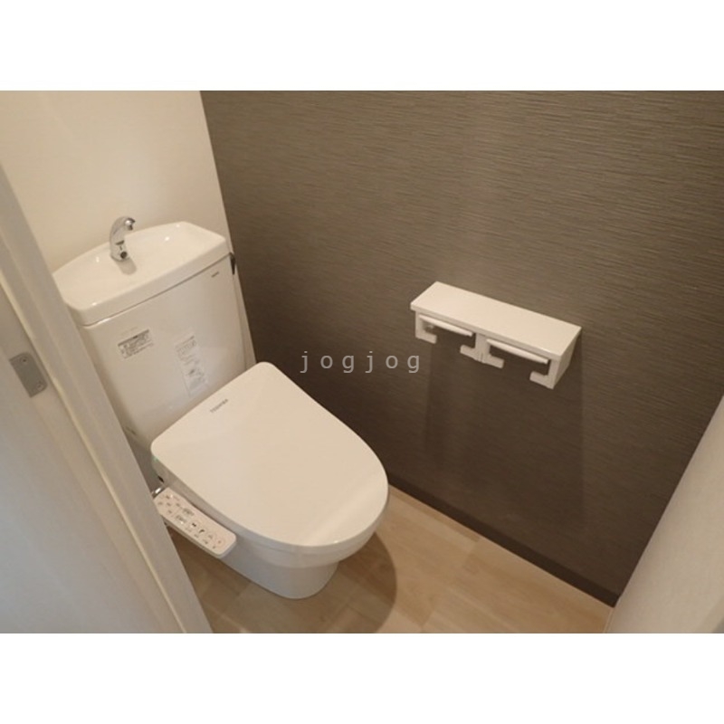 トイレ　嬉しい温水洗浄便座付きのトイレです。