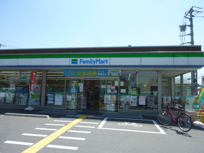 コンビニ　ファミリーマート飯能加治小学校前店（コンビニ）まで402m