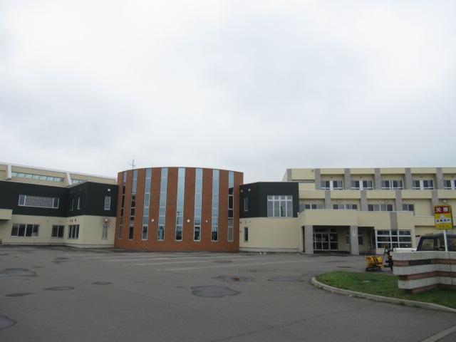 小学校　帯広市立豊成小学校（小学校）まで592m