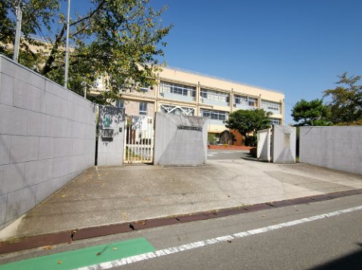 小学校　和泉市立鶴山台北小学校（小学校）まで486m
