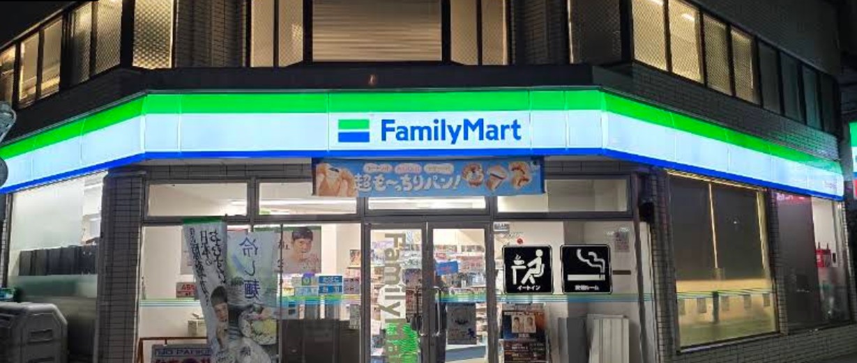 コンビニ　ファミリーマート恵比寿駅南店（コンビニ）まで226m
