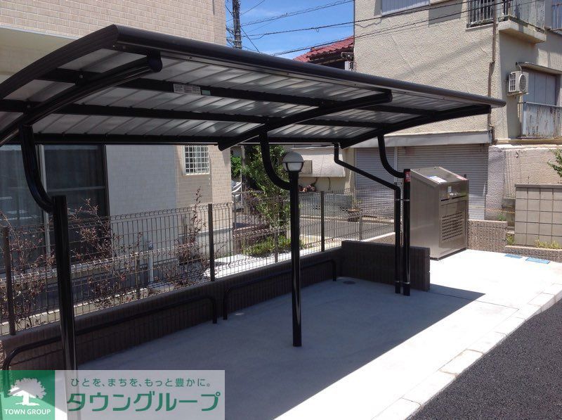 駐車場　屋根付き駐輪場