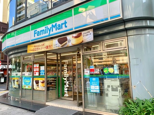 コンビニ　ファミリーマート 神田鍛冶町三丁目店（コンビニ）まで77m