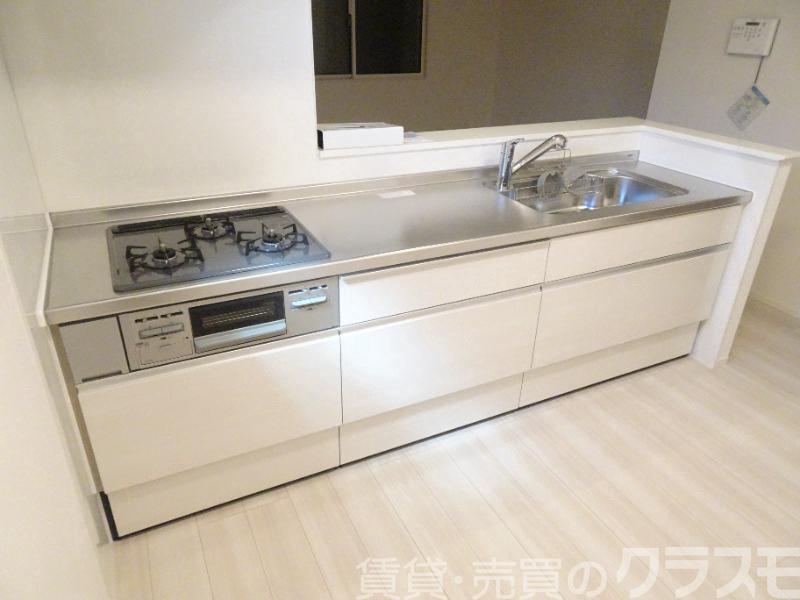 キッチン　効率よくお料理できる３口コンロ付き♪