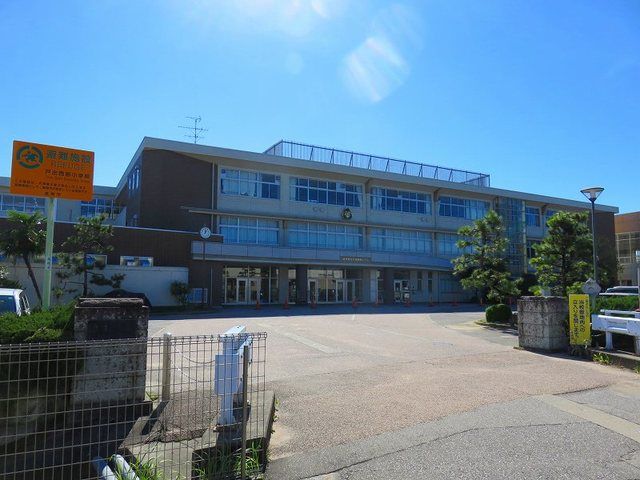 小学校　戸出西部小学校（小学校）まで600m