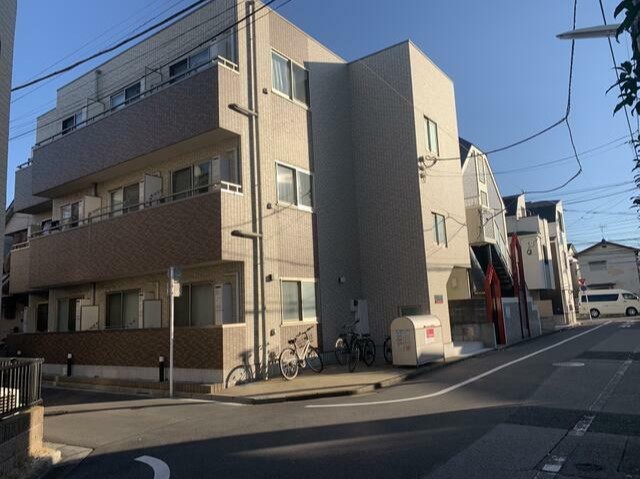 建物外観　３階建ての賃貸マンション