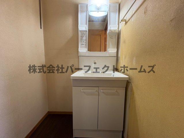 洗面設備　独立洗面台、小物を置くことができて便利です