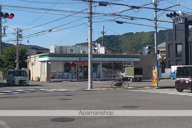 コンビニ　ファミリーマート（コンビニ）まで819m