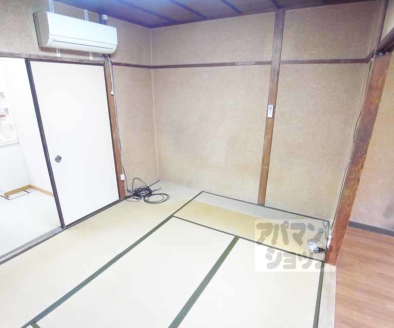 居室・リビング　キッチン横の和室です