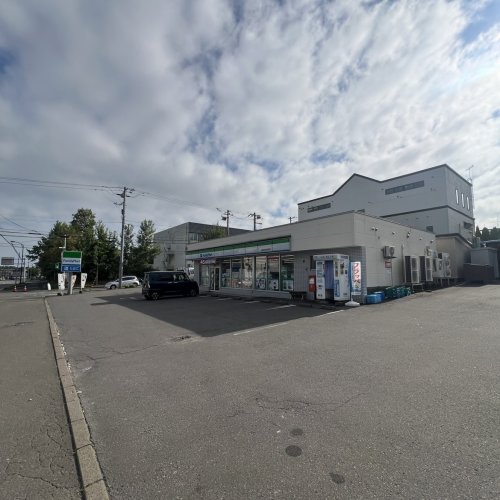 コンビニ　ファミリーマート 室蘭東翔高校前店（コンビニ）まで655m