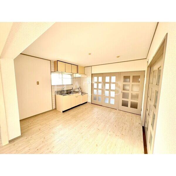 居室・リビング　同物件別部屋です