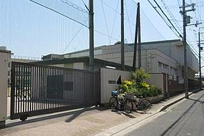 中学校　東大阪市立花園中学校（中学校）まで831m
