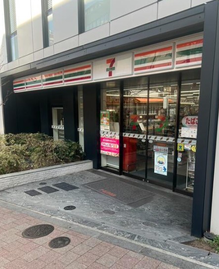 コンビニ　セブンイレブン港区赤坂駅南店（コンビニ）まで140m
