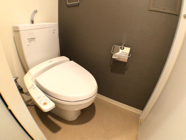 トイレ　温水洗浄便座付きのトイレです♪