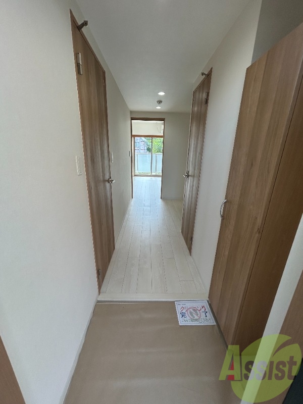 玄関　玄関からはこんな感じ。ゆとりのある廊下幅ですね。