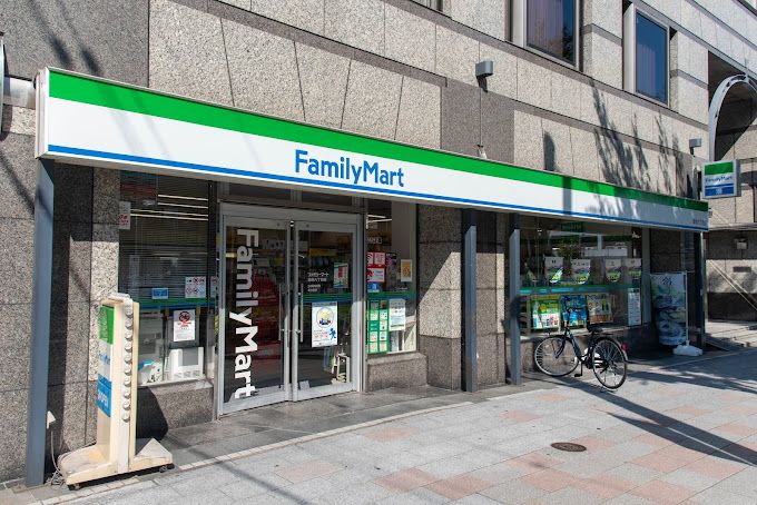 コンビニ　ファミリーマート 築地六丁目店（コンビニ）まで49m