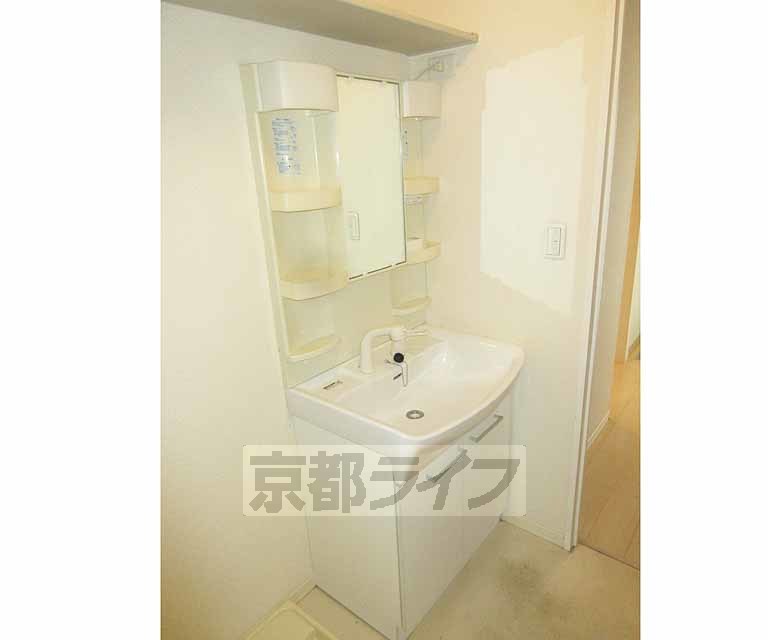 洗面設備　小綺麗な洗面台です
