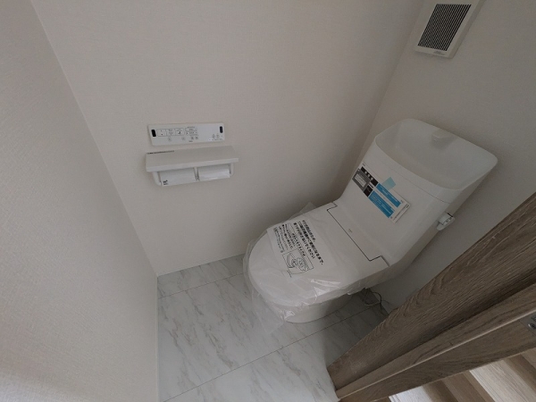 トイレ　温水シャワー付きトイレです