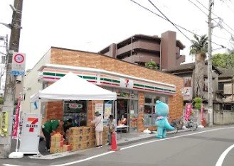 コンビニ　セブンイレブン千住宮元町店（コンビニ）まで59m