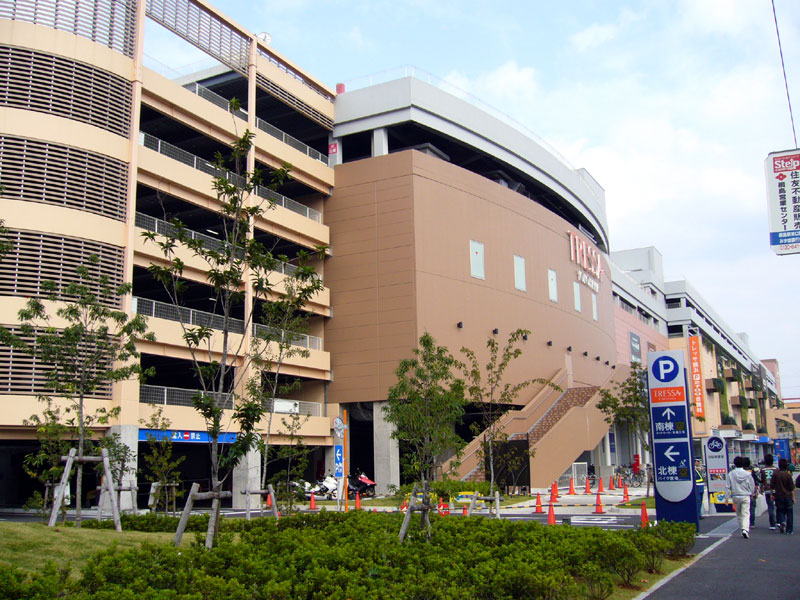 ショッピングセンター　トレッサ横浜（ショッピングセンター）まで875m
