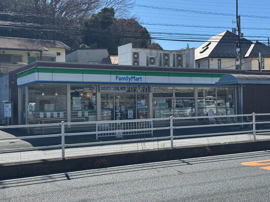 コンビニ　ファミリーマート 港北師岡町店（コンビニ）まで902m