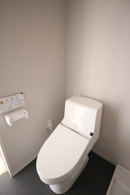 トイレ　何かとうれしいシャワートイレも完備