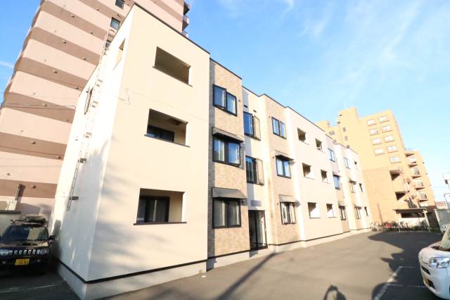 建物外観　木造３階建て♪