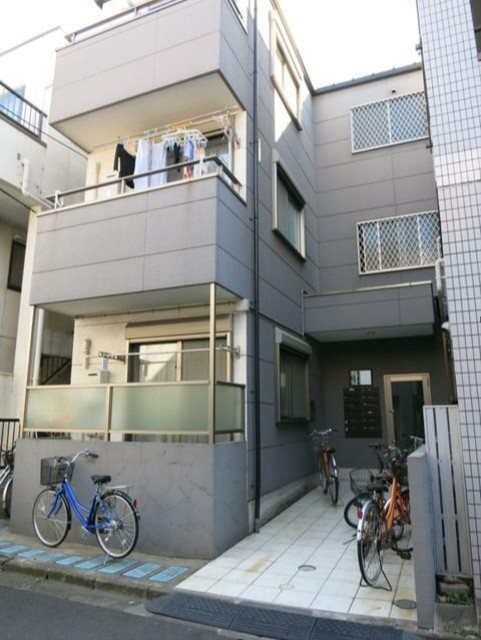 建物外観　３階建ての賃貸マンション