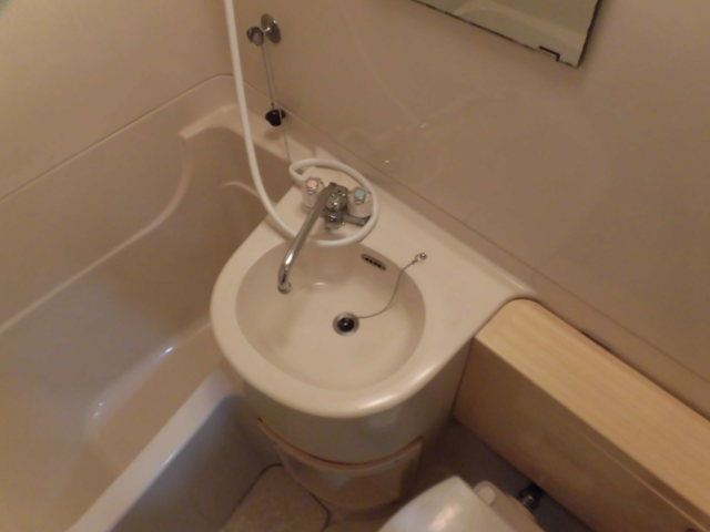 洗面設備　鏡付きの洗面台です。
