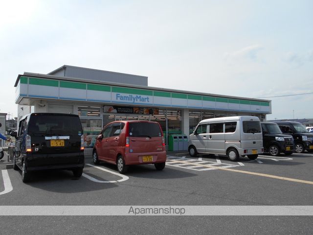 コンビニ　ファミリーマート（コンビニ）まで102m