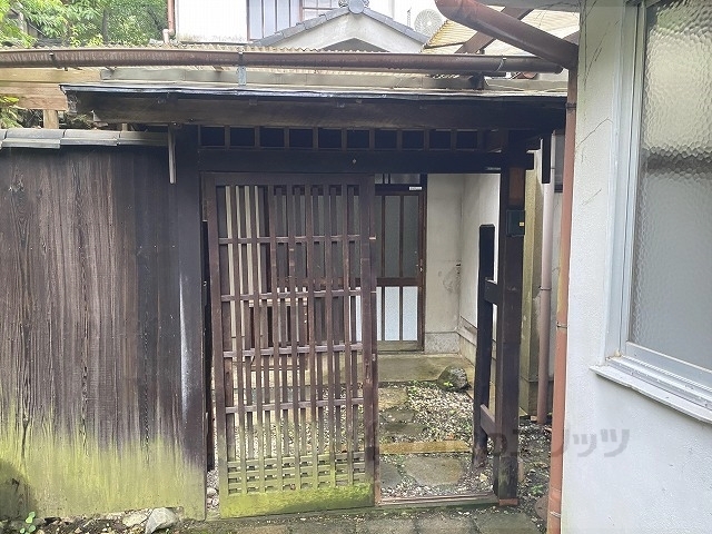 地下鉄烏丸線 北大路駅 バス乗車時間：5分 最寄りバス停で下車 徒歩8分 2階建 築54年の外観写真