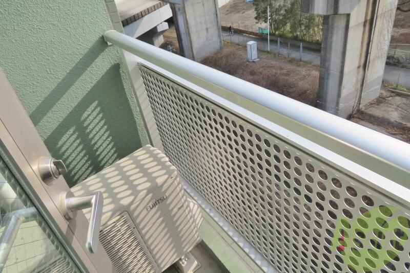 バルコニー　お天気の良い日は布団も干せてポカポカです。