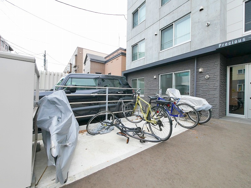 エントランス　敷地内に自転車置き場を用意しました♪