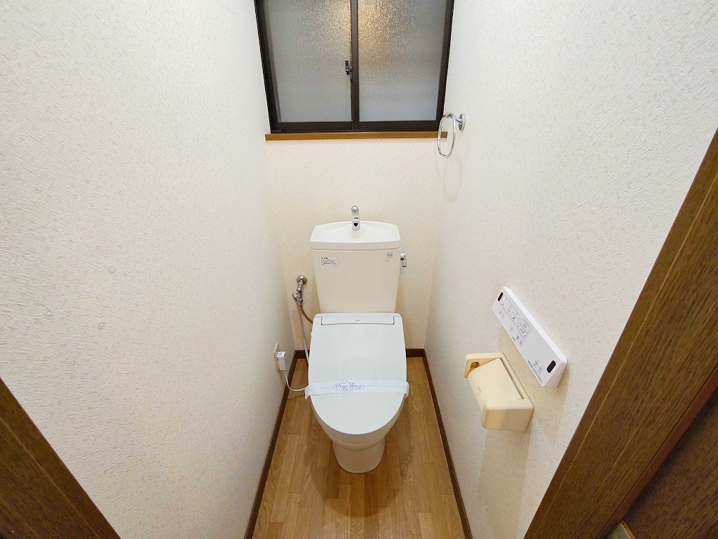 近鉄大阪線 長瀬駅 徒歩15分 3階建 築30年のトイレ写真