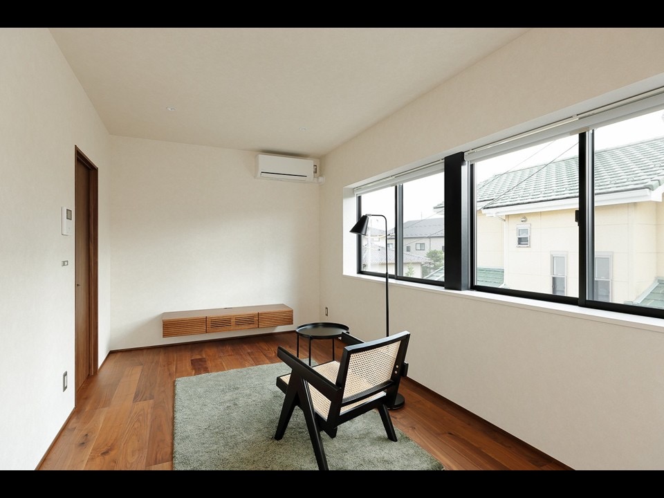 居室・リビング　天然ウォルナットの床と、調光ダウンライトの部屋