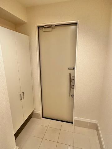 玄関　他のお部屋になります。