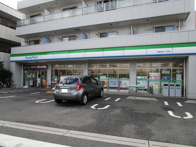 コンビニ　ファミリーマート（コンビニ）まで381m