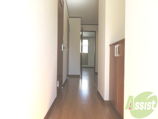 玄関　玄関から見たお部屋です。奥行がありますね。
