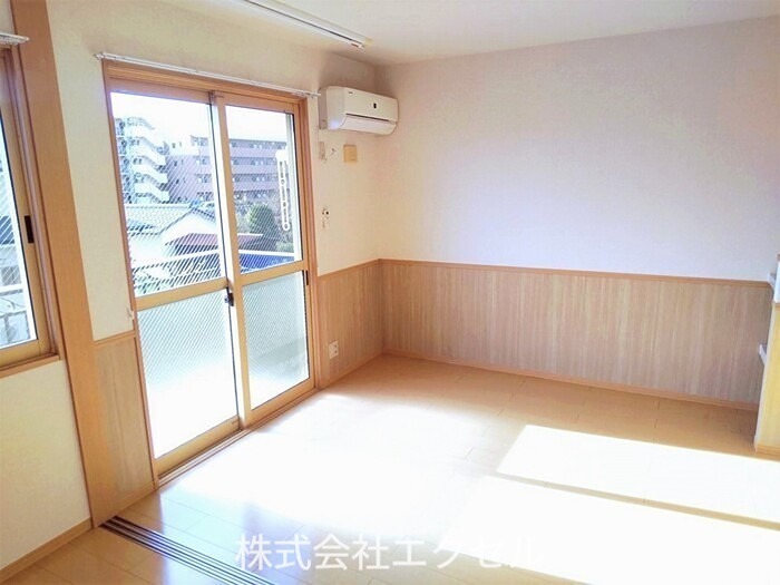 居室・リビング　同建物別室画像です