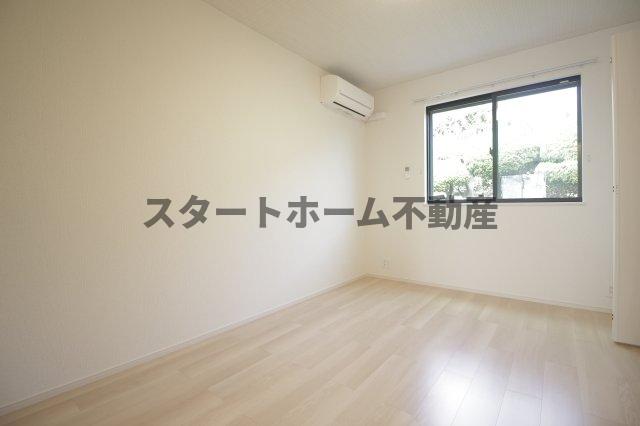 その他部屋・スペース　落ち着いた色調の寝室です