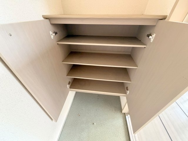 収納　大きいシューズボックスは靴がいっぱい入れれますね。