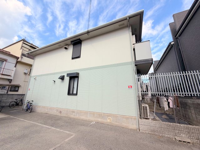 建物外観　閑静な住宅地にある、落ちついた色合いのキレイな建物です。