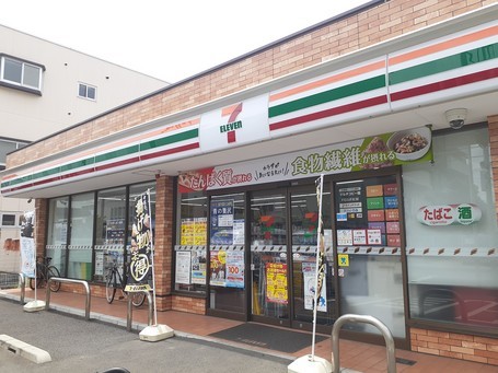コンビニ　セブンイレブン（コンビニ）まで210m