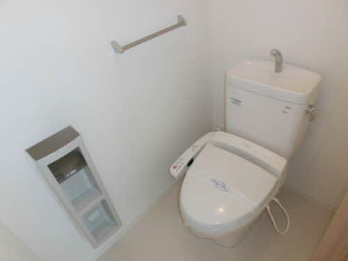 トイレ　温水洗浄便座付の洋式トイレです♪