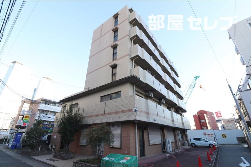 建物外観　名古屋駅まですぐそこ。どっしりとした外観です。