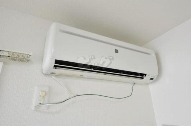 その他設備　夏もカラッと快適♪エアコン付きです！